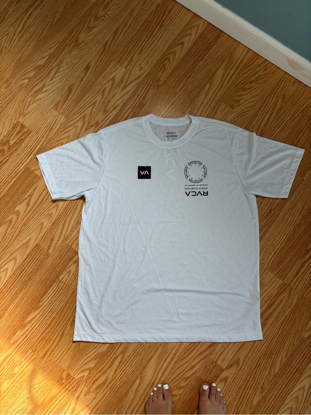 RVCA Men’s White Logo Graphic sport Tee size large nwot